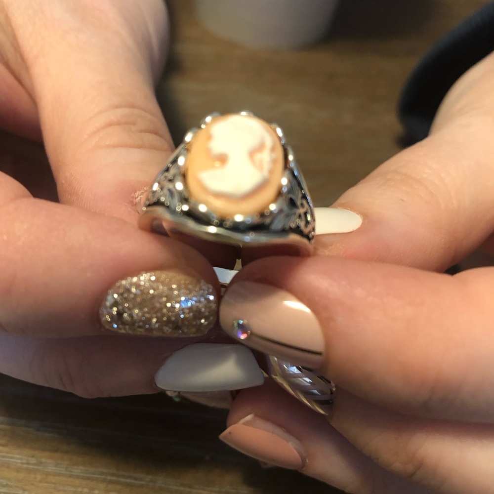 Pretty Cameo Ring NWT